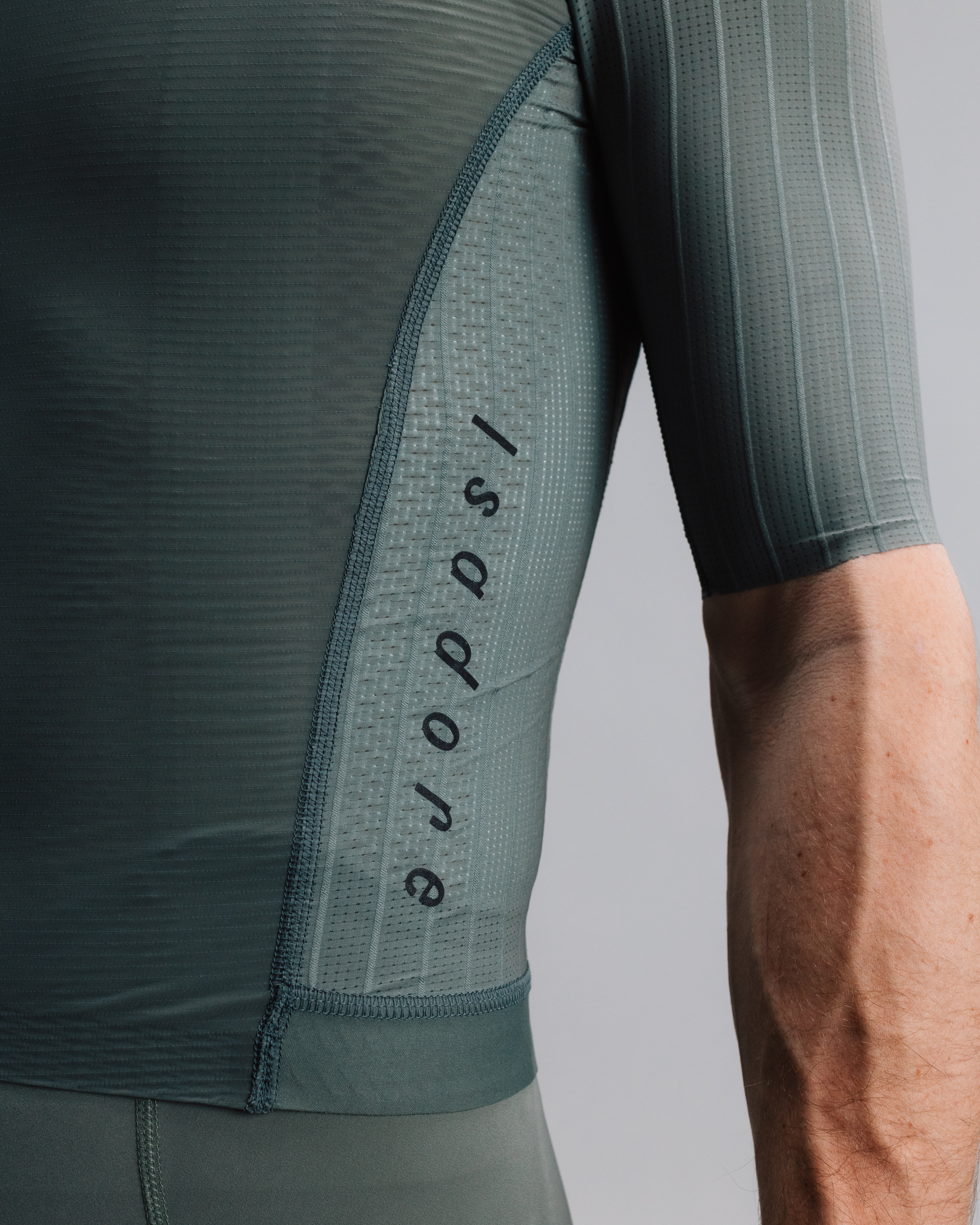 Cyklodres ISADORE Echelon Aero