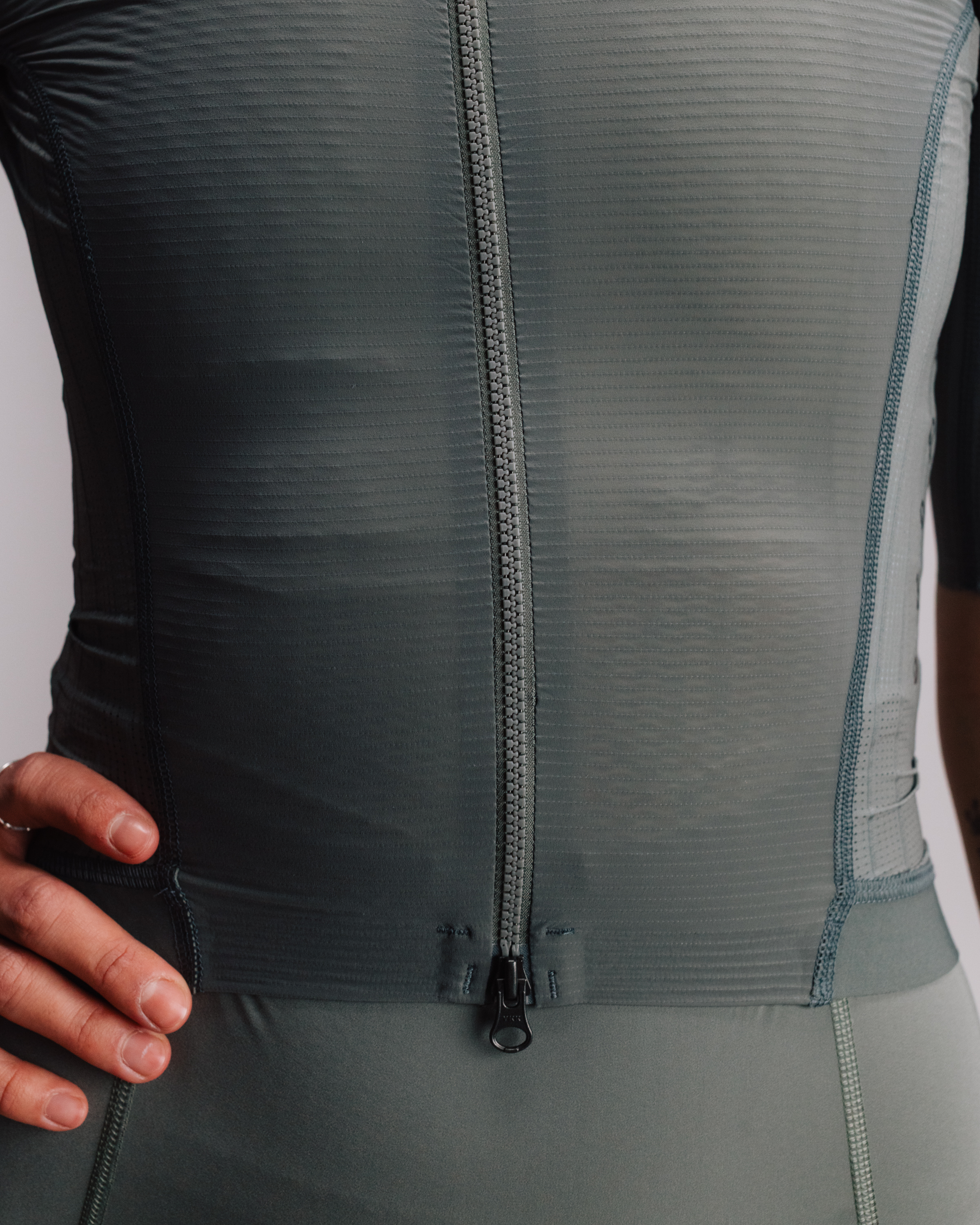 W Cyklodres ISADORE Echelon Aero