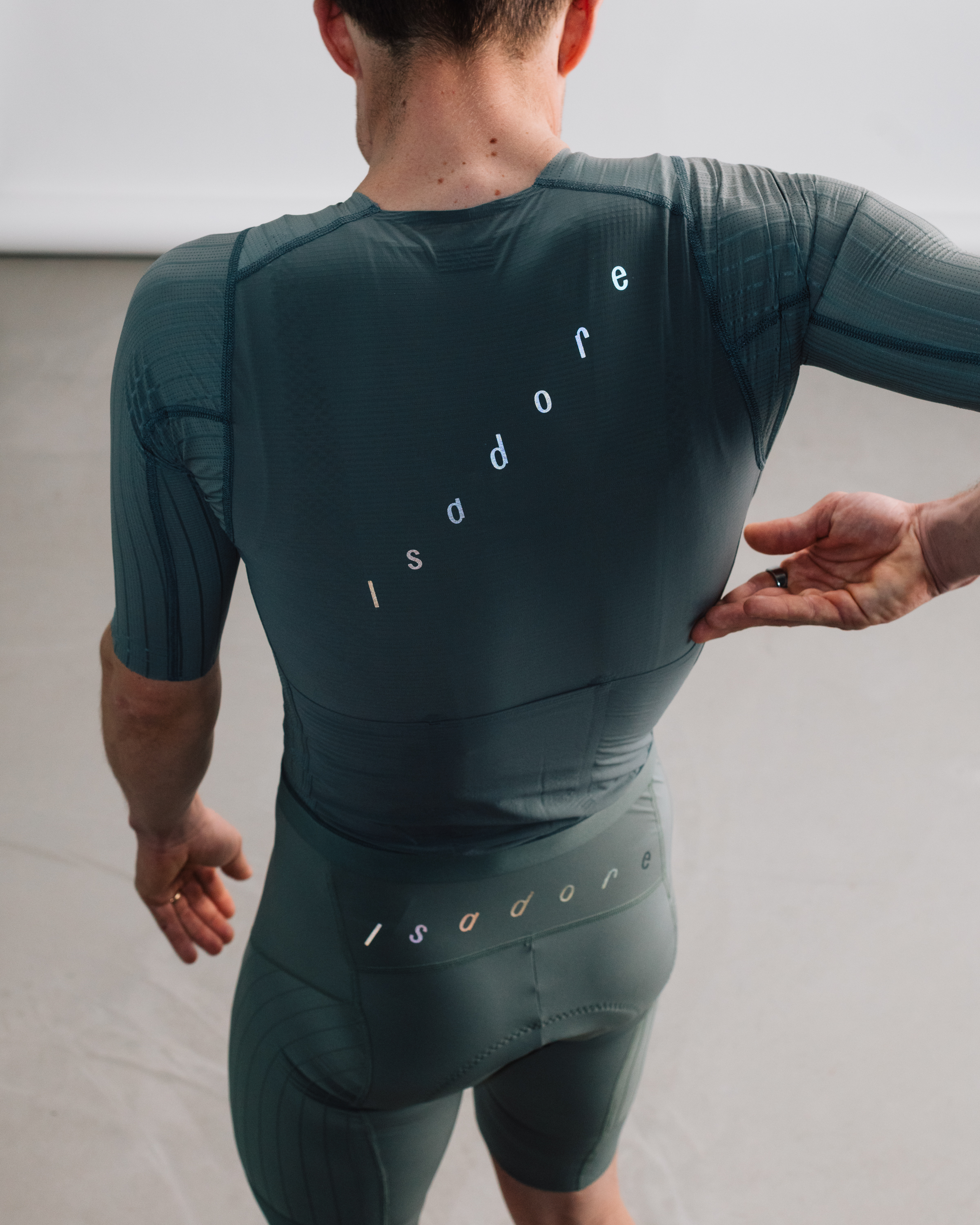 Cyklodres ISADORE Echelon Aero