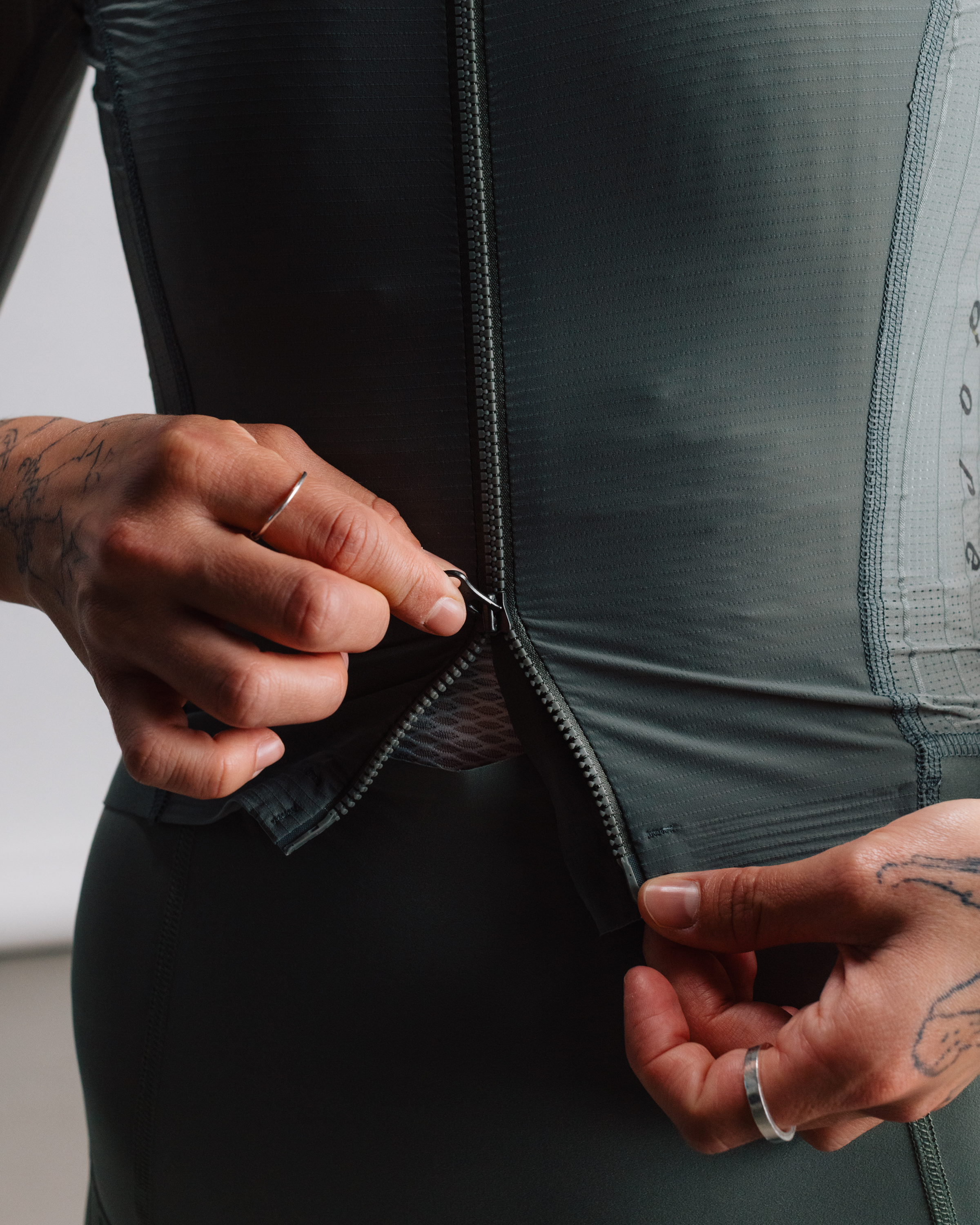 W Cyklodres ISADORE Echelon Aero