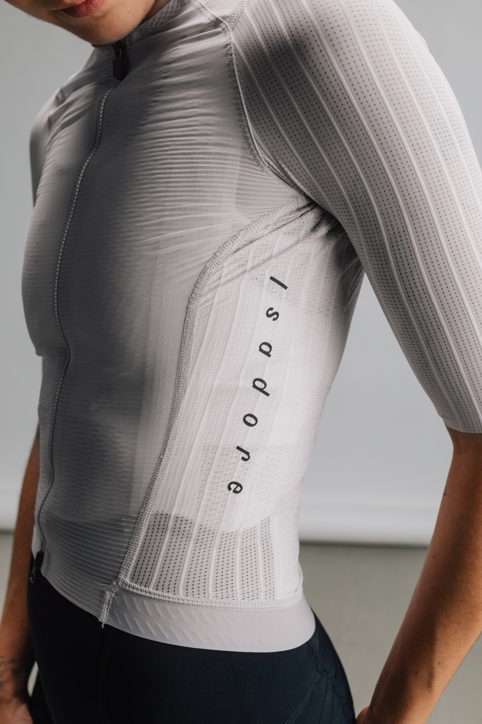 W Cyklodres ISADORE Echelon Aero